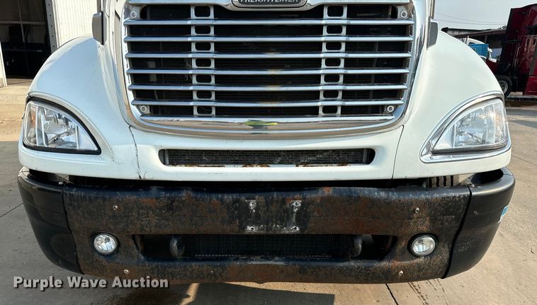 image for item OG9597 2004 Freightliner  CL120 semi truck