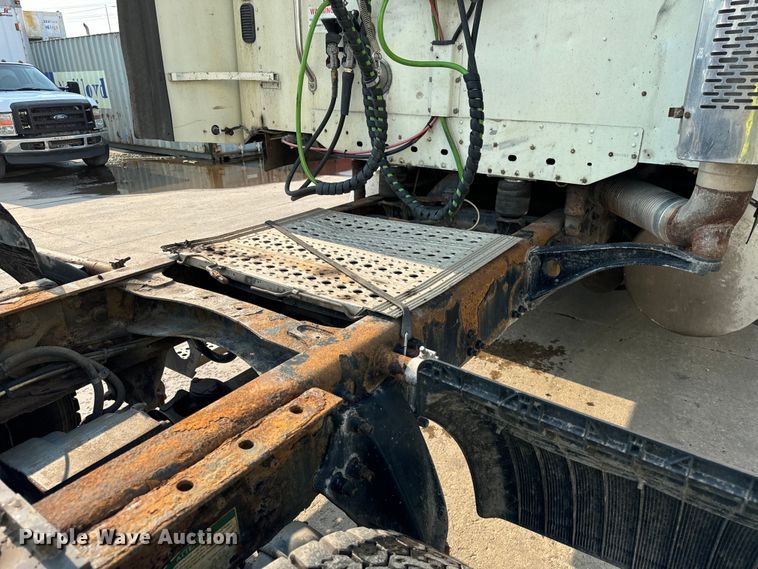 image for item OG9597 2004 Freightliner  CL120 semi truck