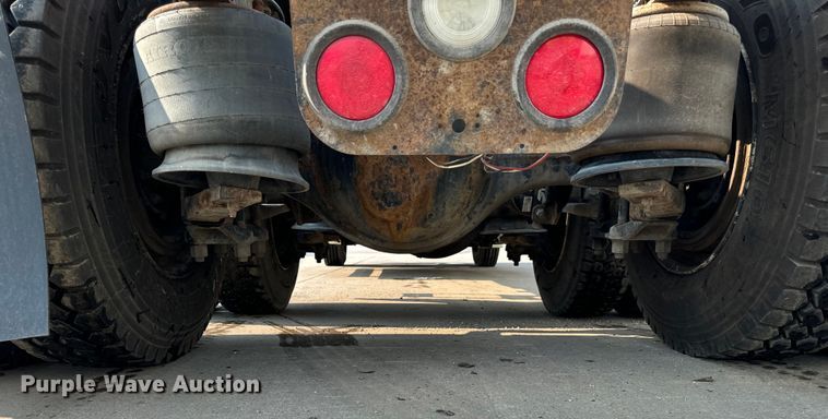 image for item OG9597 2004 Freightliner  CL120 semi truck