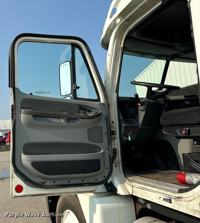 image for item OG9597 2004 Freightliner  CL120 semi truck