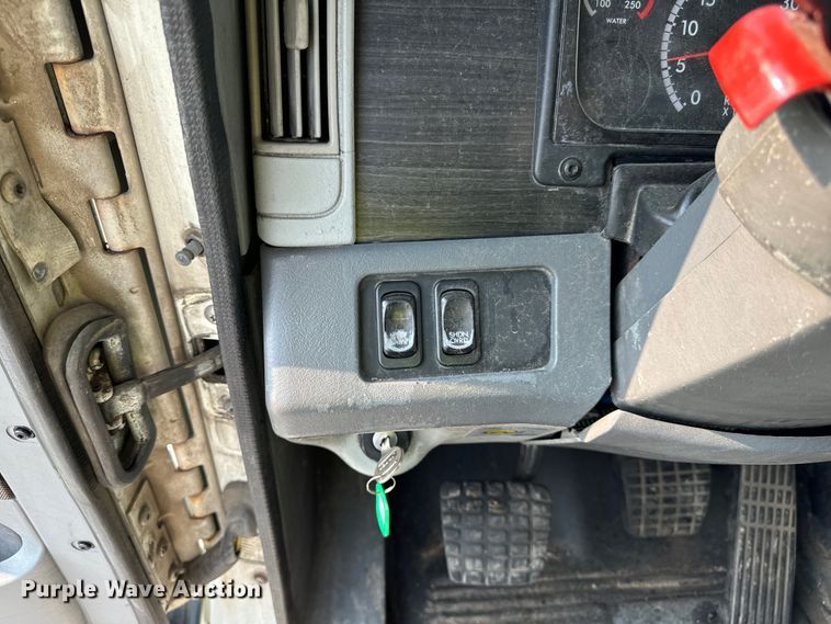 image for item OG9597 2004 Freightliner  CL120 semi truck