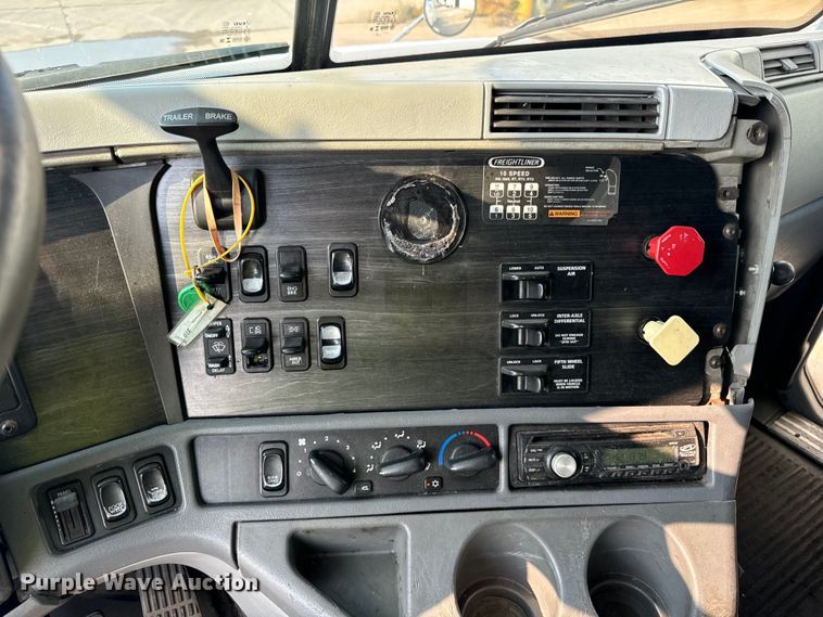 image for item OG9597 2004 Freightliner  CL120 semi truck