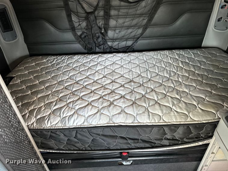 image for item OG9597 2004 Freightliner  CL120 semi truck