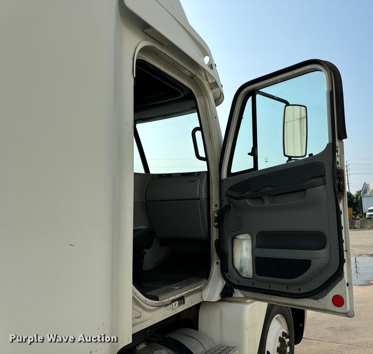 image for item OG9597 2004 Freightliner  CL120 semi truck