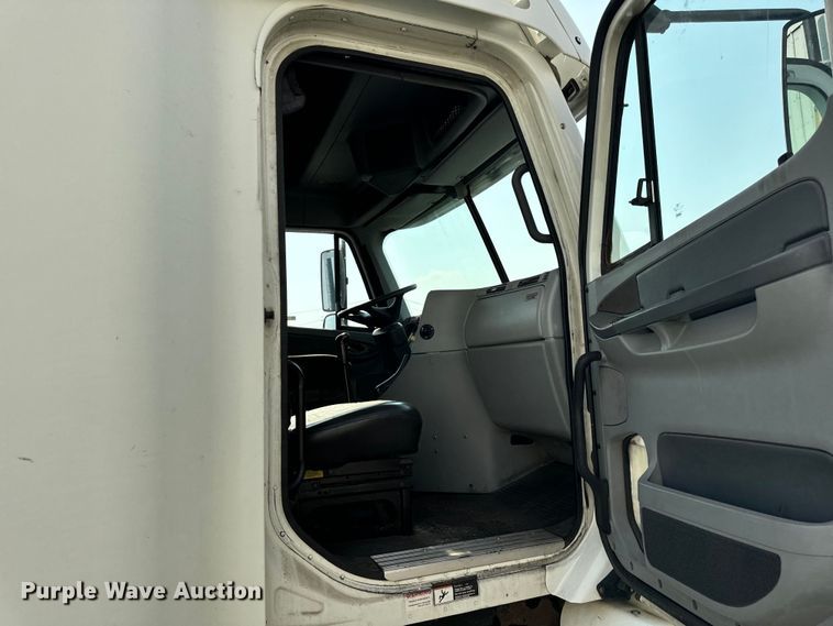 image for item OG9597 2004 Freightliner  CL120 semi truck