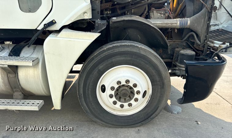 image for item OG9597 2004 Freightliner  CL120 semi truck