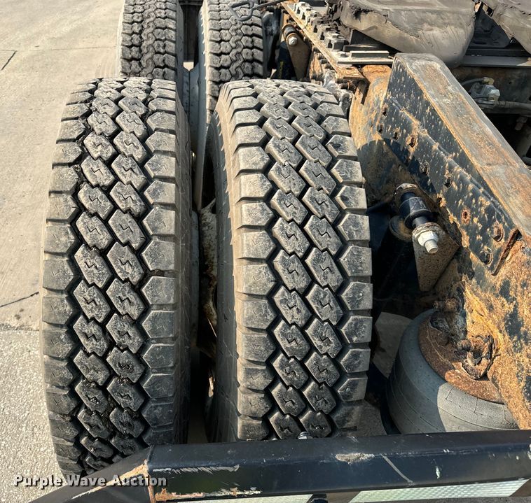 image for item OG9597 2004 Freightliner  CL120 semi truck