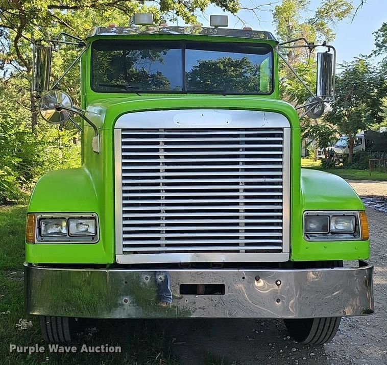 image for item ZA0476 1992 Freightliner semi truck