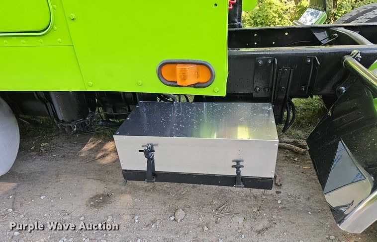 image for item ZA0476 1992 Freightliner semi truck