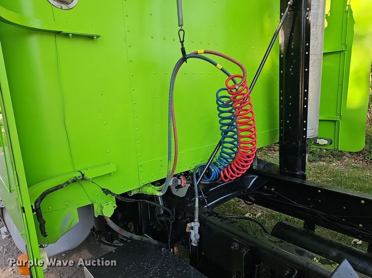 image for item ZA0476 1992 Freightliner semi truck