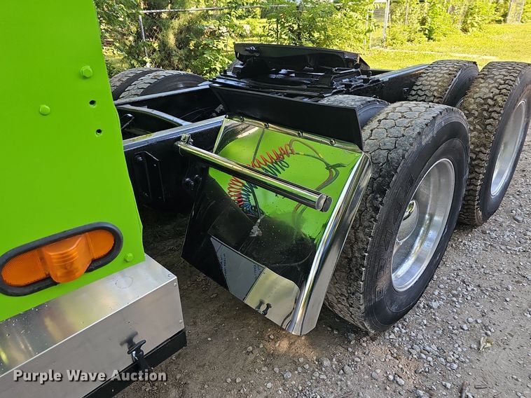 image for item ZA0476 1992 Freightliner semi truck