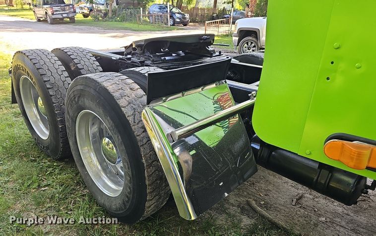 image for item ZA0476 1992 Freightliner semi truck