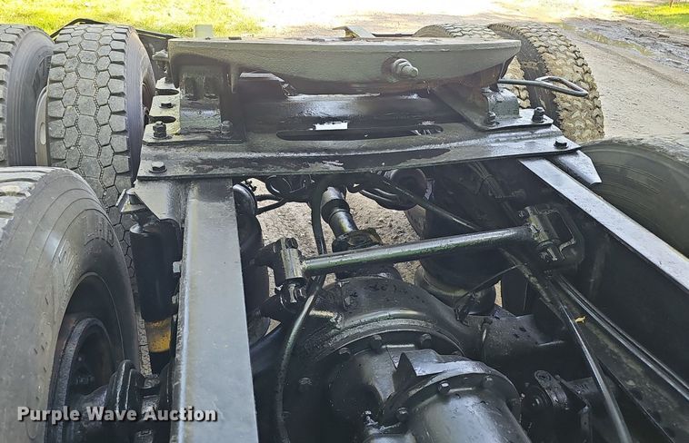 image for item ZA0476 1992 Freightliner semi truck