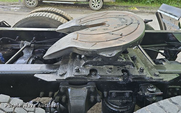 image for item ZA0476 1992 Freightliner semi truck