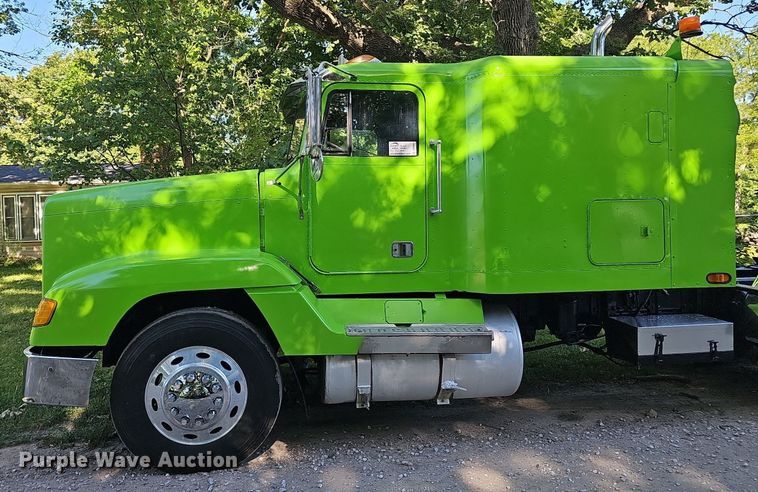 image for item ZA0476 1992 Freightliner semi truck