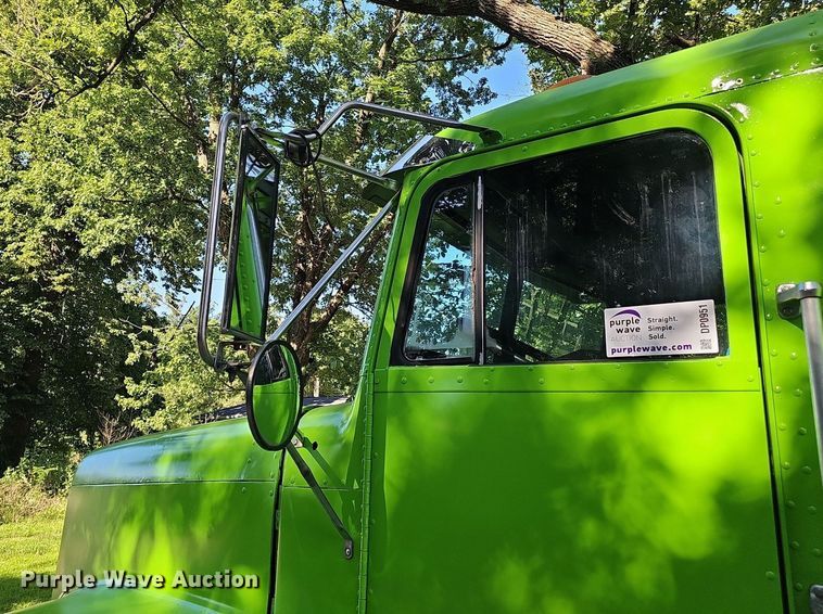 image for item ZA0476 1992 Freightliner semi truck