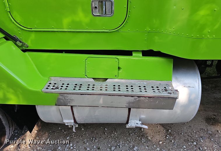 image for item ZA0476 1992 Freightliner semi truck