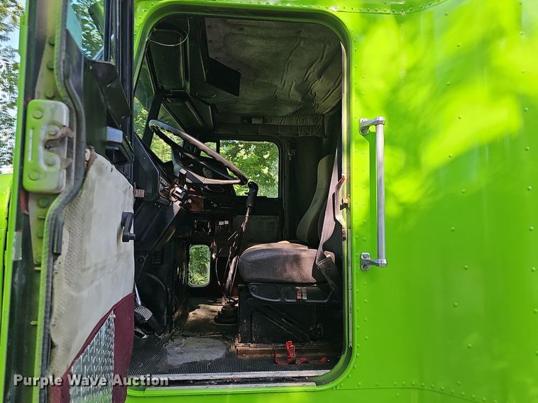 image for item ZA0476 1992 Freightliner semi truck