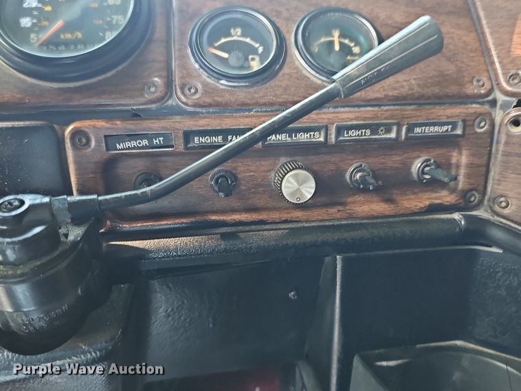 image for item ZA0476 1992 Freightliner semi truck