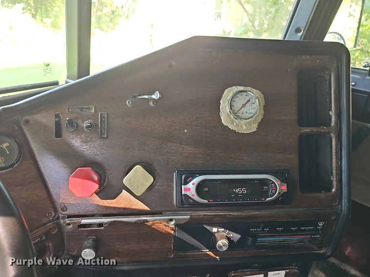 image for item ZA0476 1992 Freightliner semi truck