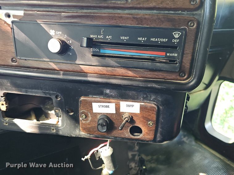 image for item ZA0476 1992 Freightliner semi truck