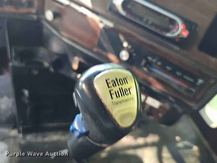 image for item ZA0476 1992 Freightliner semi truck