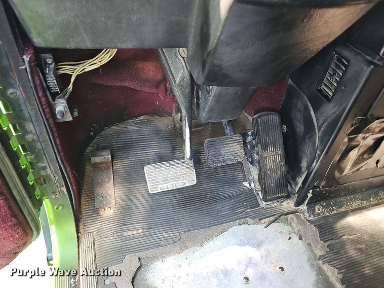 image for item ZA0476 1992 Freightliner semi truck