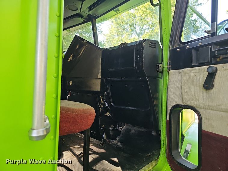 image for item ZA0476 1992 Freightliner semi truck