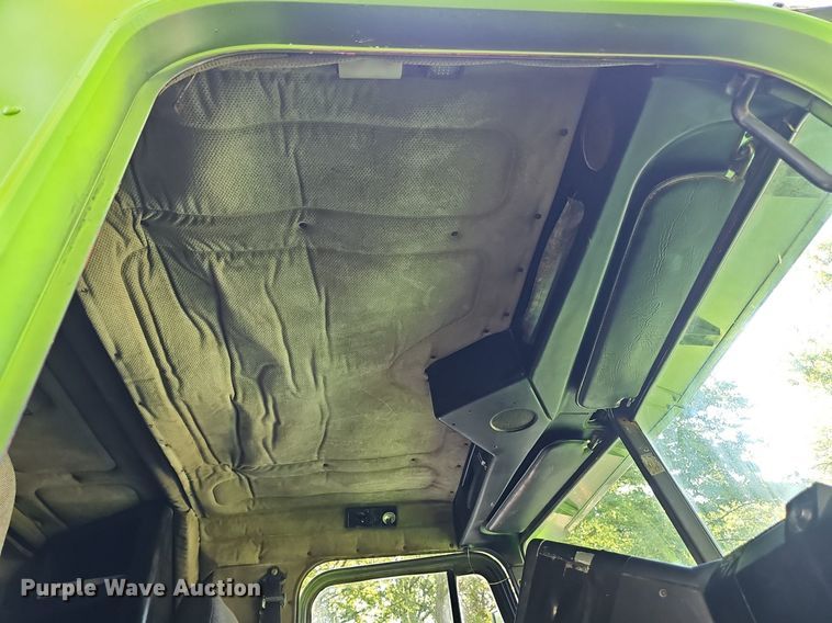 image for item ZA0476 1992 Freightliner semi truck