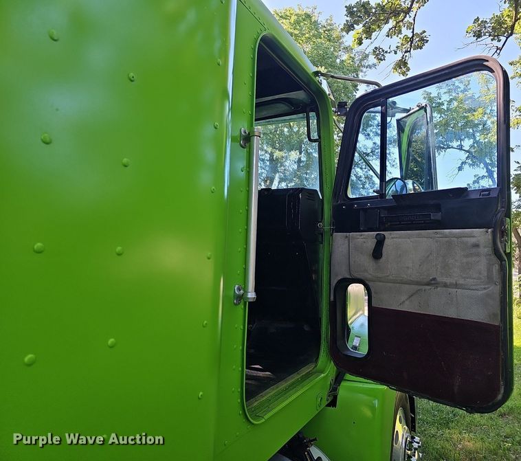 image for item ZA0476 1992 Freightliner semi truck