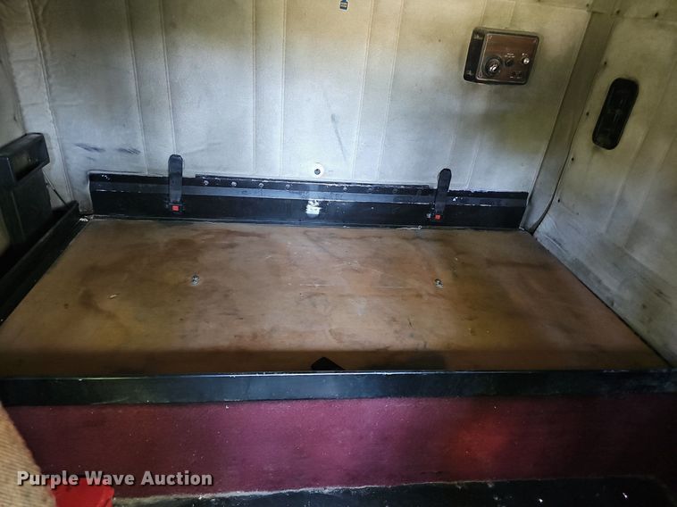 image for item ZA0476 1992 Freightliner semi truck