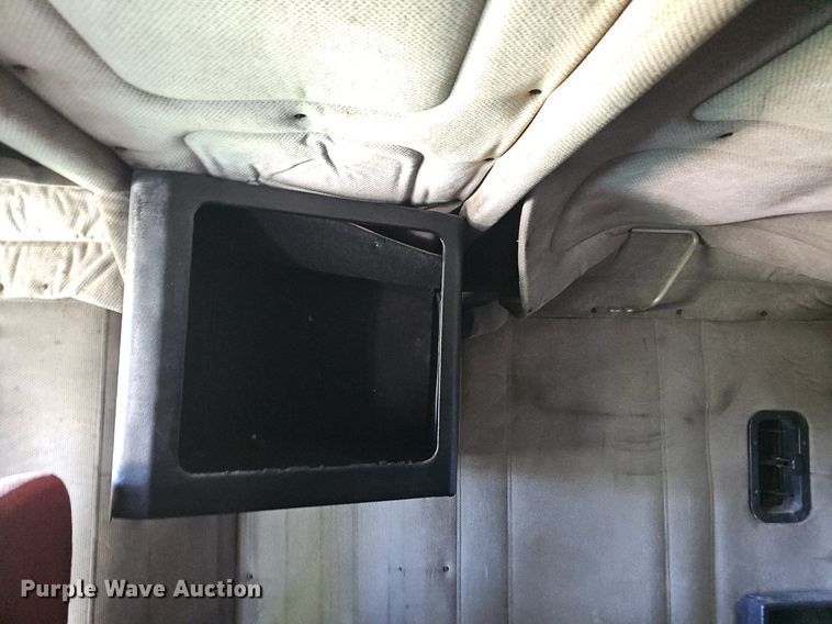 image for item ZA0476 1992 Freightliner semi truck