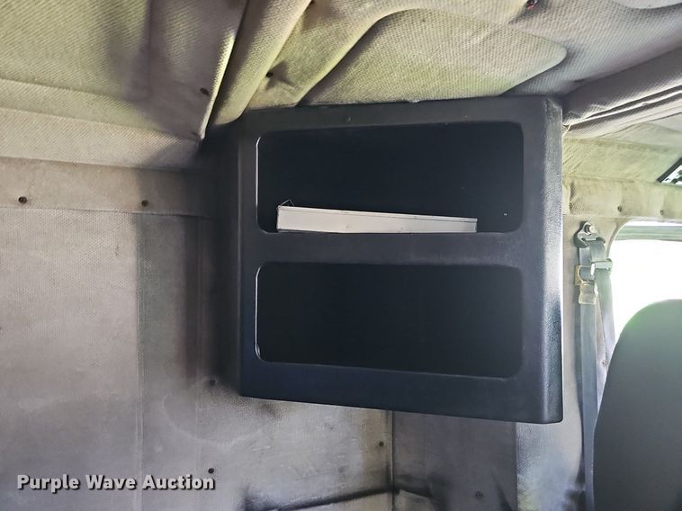 image for item ZA0476 1992 Freightliner semi truck