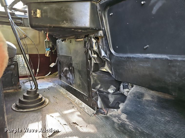 image for item ZA0476 1992 Freightliner semi truck