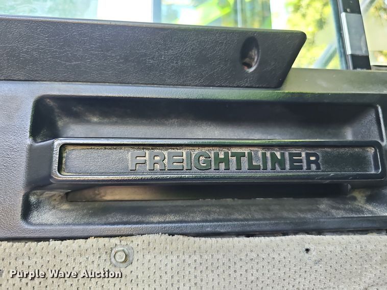 image for item ZA0476 1992 Freightliner semi truck