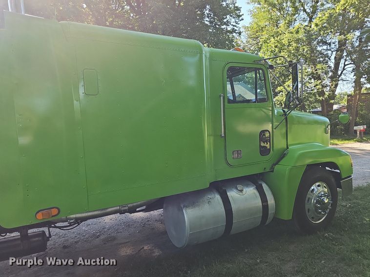 image for item ZA0476 1992 Freightliner semi truck