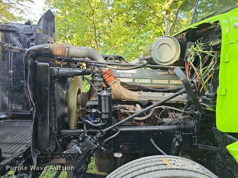 image for item ZA0476 1992 Freightliner semi truck