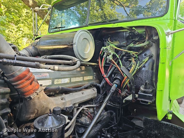 image for item ZA0476 1992 Freightliner semi truck