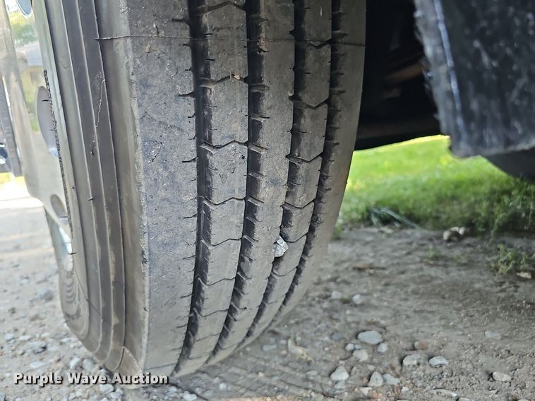 image for item ZA0476 1992 Freightliner semi truck