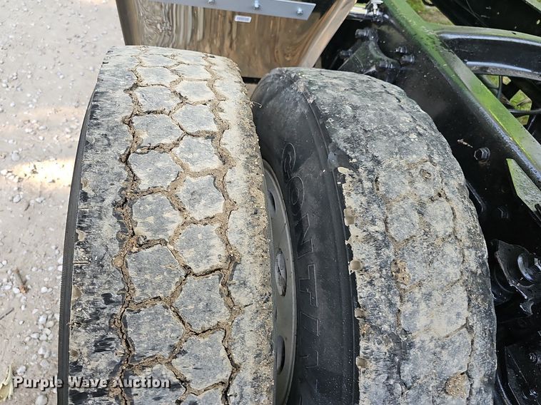 image for item ZA0476 1992 Freightliner semi truck