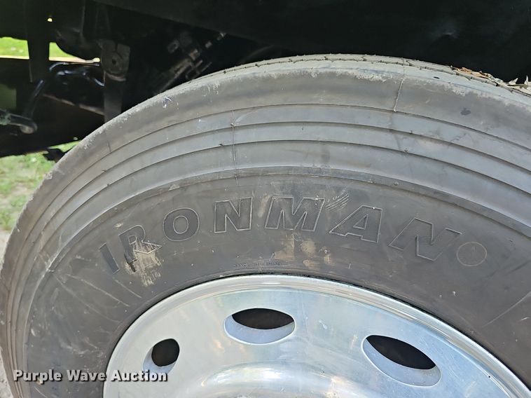 image for item ZA0476 1992 Freightliner semi truck