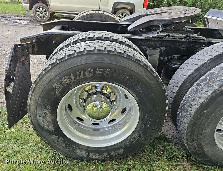 image for item ZA0476 1992 Freightliner semi truck