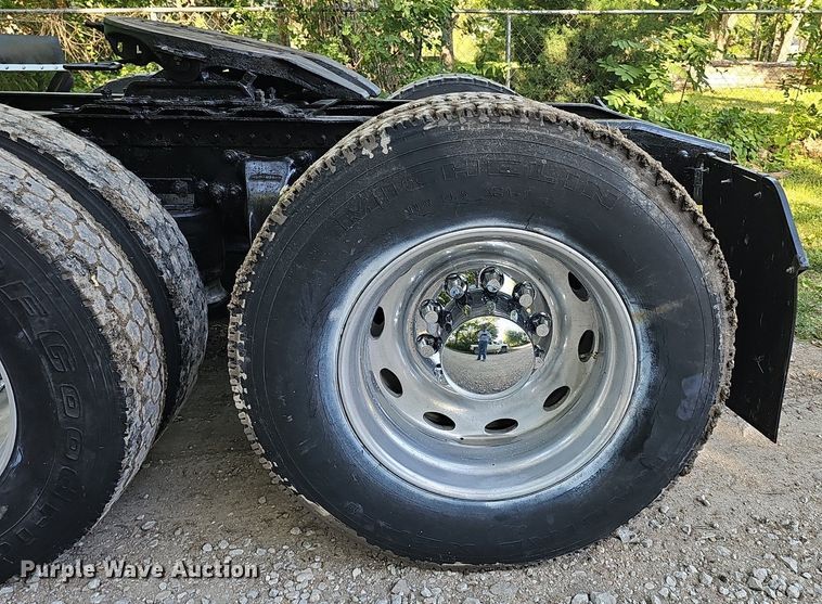 image for item ZA0476 1992 Freightliner semi truck