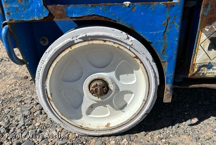 image for item DG4478 2000 UpRight MX19 scissor lift