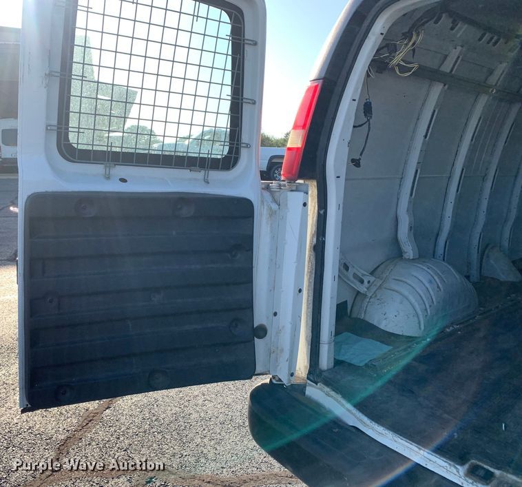 image for item DM7975 2008 Chevrolet  E2500 van