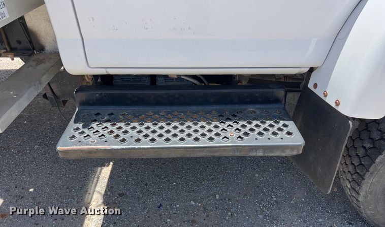 image for item DO2460 2005 GMC C4500 flatbed truck