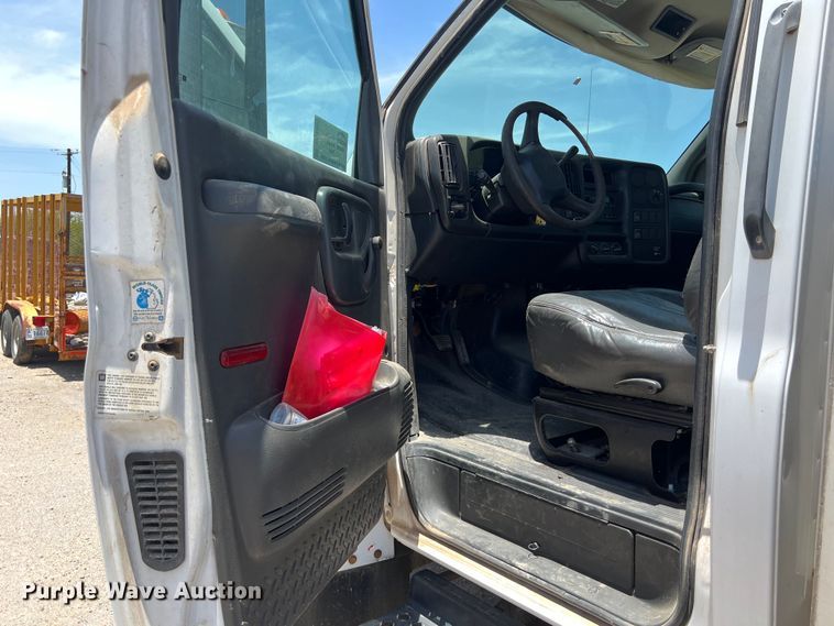 image for item DO2460 2005 GMC C4500 flatbed truck