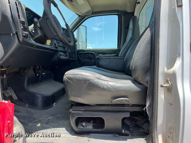 image for item DO2460 2005 GMC C4500 flatbed truck