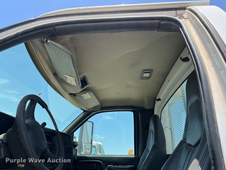 image for item DO2460 2005 GMC C4500 flatbed truck