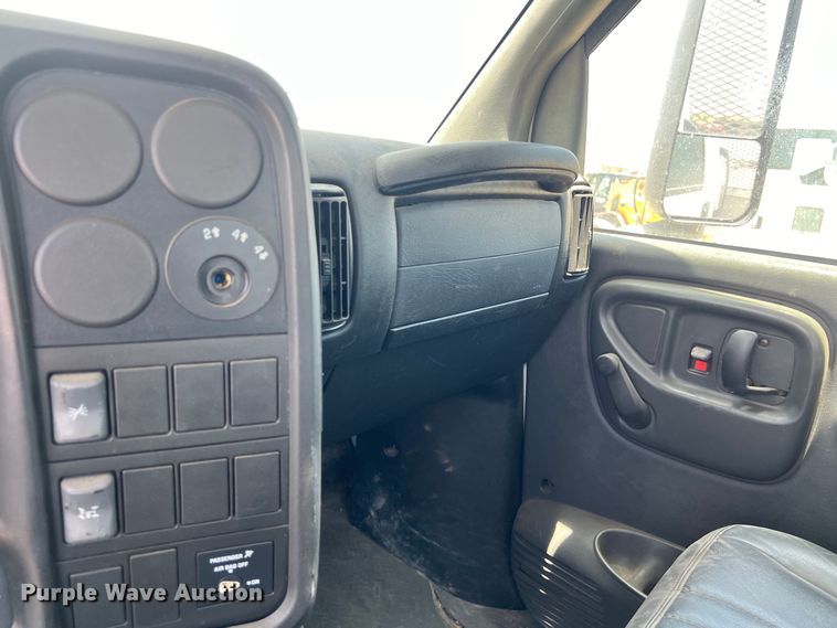 image for item DO2460 2005 GMC C4500 flatbed truck